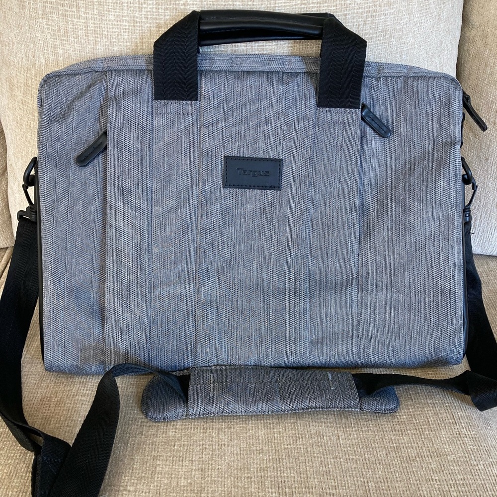 NWOT Targus sleek laptop case -grey color